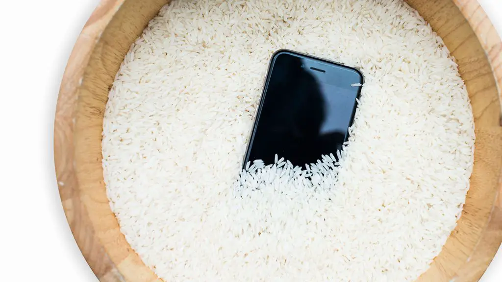 Can rice be used to dry phone