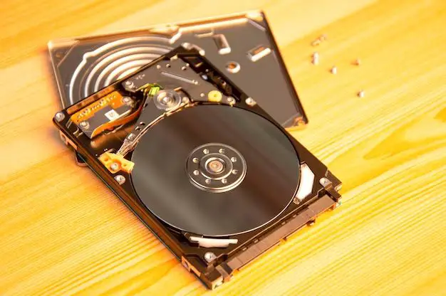 How does a hard drive store data without power