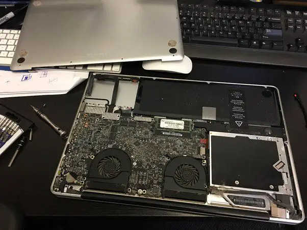 Will MacBook Pro shut down if too hot