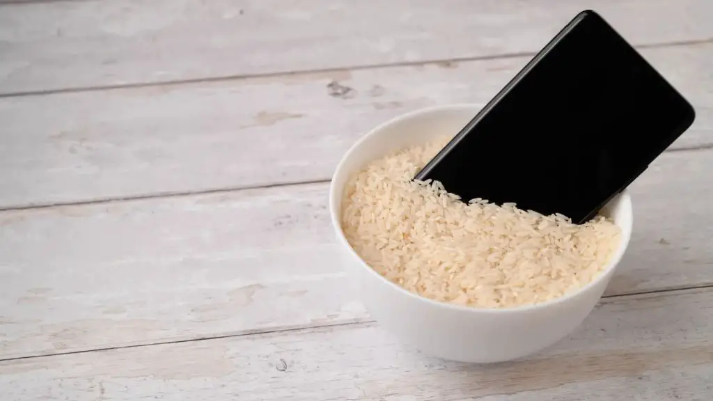 Does putting a wet phone in rice actually work