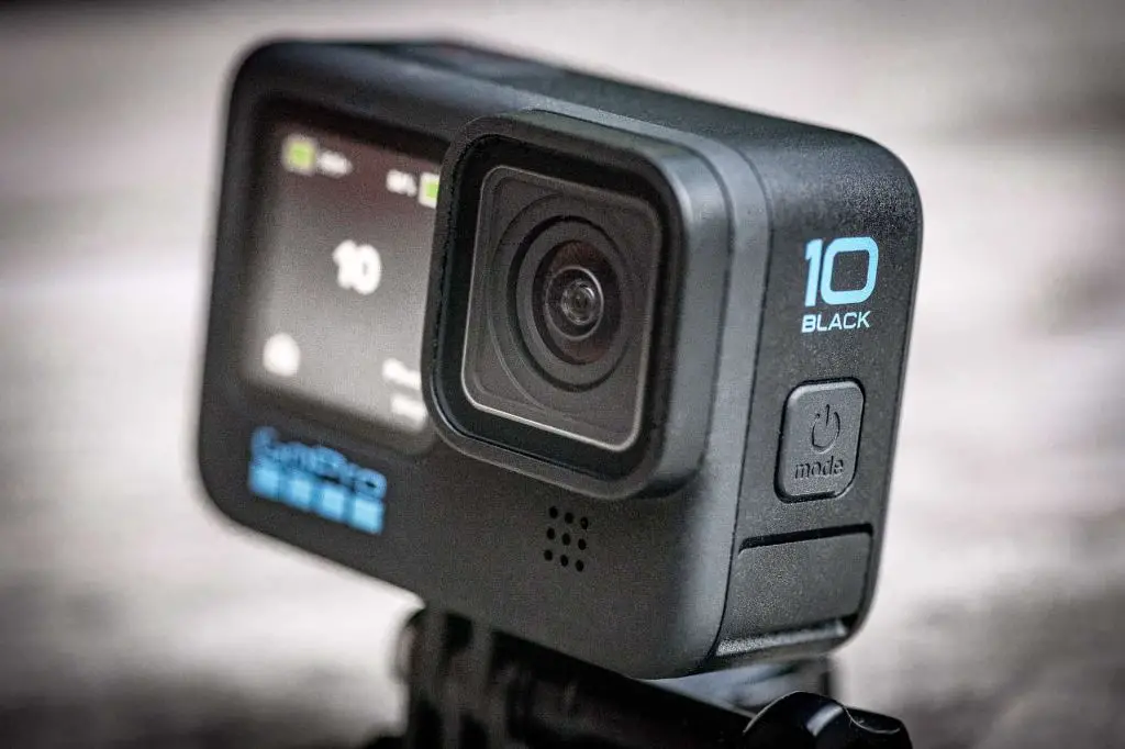 Does GoPro 10 come with SD card